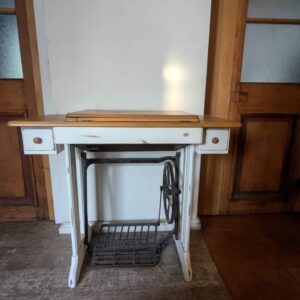 Hermoso mueble de máquina de coser